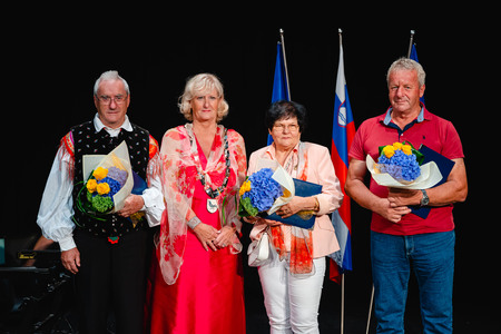 Županja z letošnjimi občinskimi nagrajenci (foto: Nik Bertoncelj)