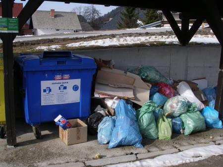 Odlaganje odpadkov ob zabojnikih ni dovoljeno. 