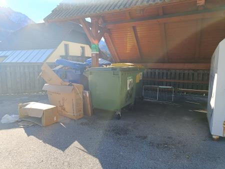 Odlaganje kosovnih odpadkov na eko otoku ter odlaganje odpadkov ob zabojnikih, je prepovedano.