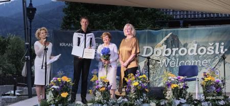 Priznanje Občine Kr. Gora je prejelo Kulturno-umetniško društvo Jaka Rabič Dovje - Mojstrana ob njihovi 110-letnici za izjemen prispevek h kulturnemu življenju v Gorniški vasi.