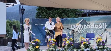 Priznanje Občine Kr. Gora je prejela Petra Mlinar za njeno neprecenljivo delo na področju kulture in športa ter za dolgoletno vodenje Kulturno-prosvetnega društva Josip Lavtižar Kranjska Gora.