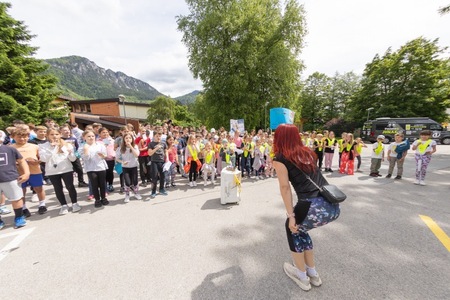 Deželak Junak pred OŠ 16. decembra Mojstrana (Foto: Darja Štraus Tisu)