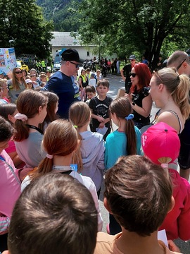 Deželak Junak pred OŠ 16. decembra Mojstrana