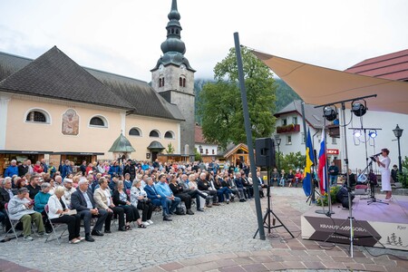 Obiskovalcev poln Trg pred Cerkvijo