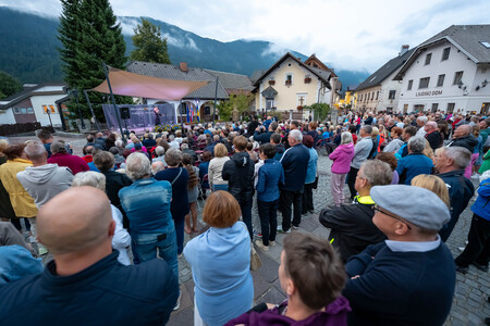 Obiskovalcev poln Trg pred Cerkvijo